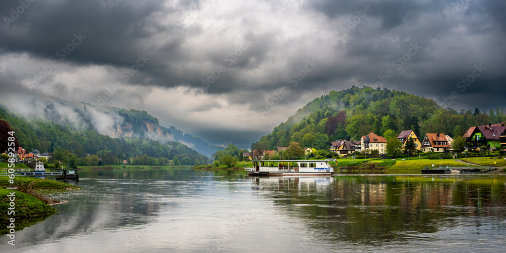 Fototapeta premium Die Elbe bei Stadt Wehlen/Sächsische Schweiz am Morgen 1