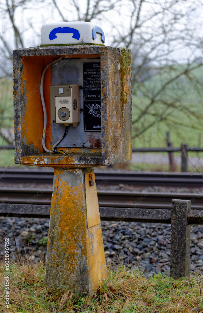 Ancien téléphone d'urgence au bord d'une voie ferrée