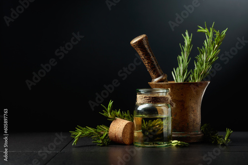 Cuadro en lienzo Bottle of rosemary aromatherapy oil extract with fresh rosemary branches