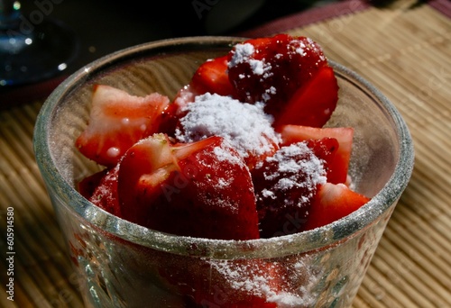 Délicieuse coupe de fraises en gros plan avec sucre glace pour le dessert photo
