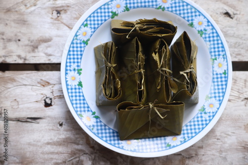 Barongko is a typical food from the Makassar Bugis tribe in South Sulawesi. made from mashed bananas with a mixture of eggs and vanilla and then wrapped in banana leaves and steamed.