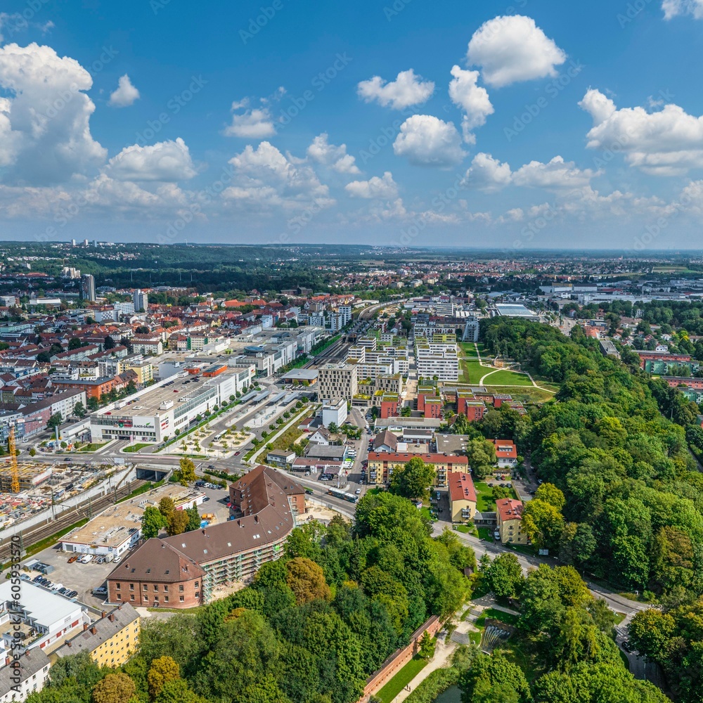 Neu-Ulm im Luftbild, Ausblick auf die Glacis-Galerie und den überbauten Bahnhof

