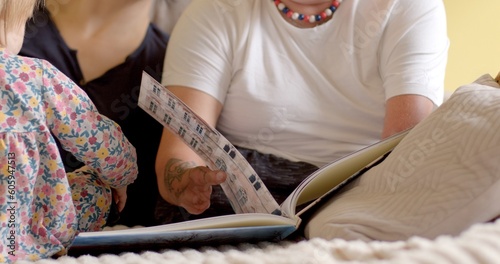 Foto Portrait of communicating women with book