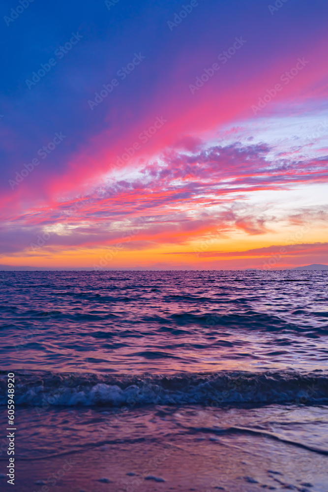 Fototapeta premium 夕暮れ時の海