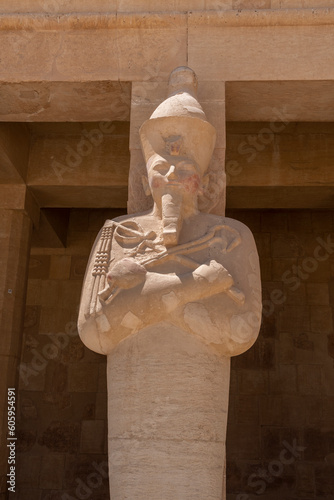 Templo de Hatshepsut, con detalles de columnas y esculturas. Luxor, Egipto. 