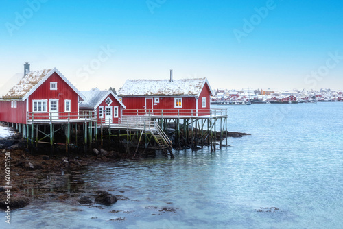 Rotes Ferienhaus aus Holz im Dorf Reine auf den Lofoten in Norwegen © Tilo Grellmann