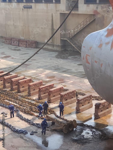 Fotografi A ship bow on the keel blocks in dry dock