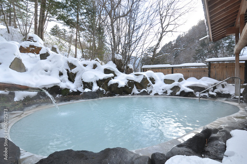 積雪の露天風呂・白色の温泉