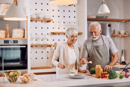 Bilde på lerret happy and healthy seniors prepare vegan food at home