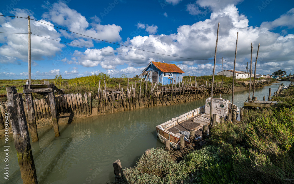 Canal et cabanes de pêcheur sur l'ile d'Oléron à Saint-Pierre-d'Oléron
