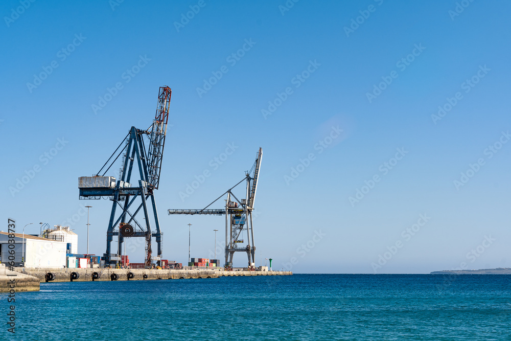 muelle de carga con dos grúas grandes y contenedores muelle de carga con dos grúas grandes y contenedores