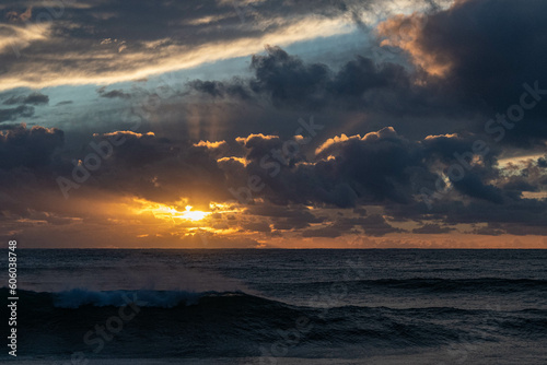 Sonnenuntergang mit Wolken am Meer