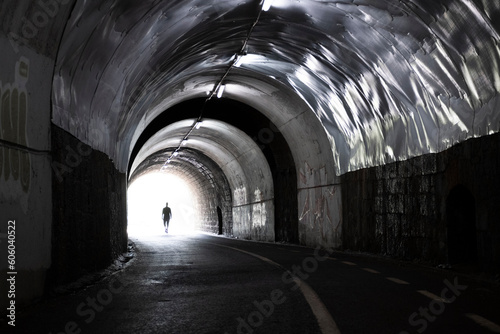 chico caminando por un tunel