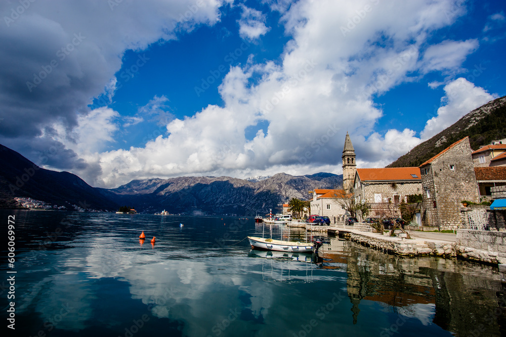 Entspannen Sie an den malerischen Stränden der Bucht von Kotor