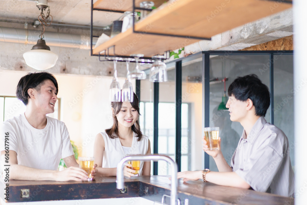 Fototapeta premium バーで盛り上がる若い男女