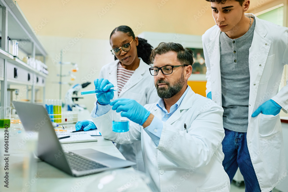 Obraz premium Team of scientist working on medical research in laboratory.