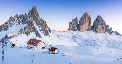 panorama al tramonto delle tre cime di lavaredo viste dalla torre di toblin, con vista su monte paterno e rifugio locatelli