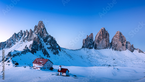 panorama all'alba delle tre cime di lavaredo viste dalla torre di toblin, con vista su monte paterno e rifugio locatelli