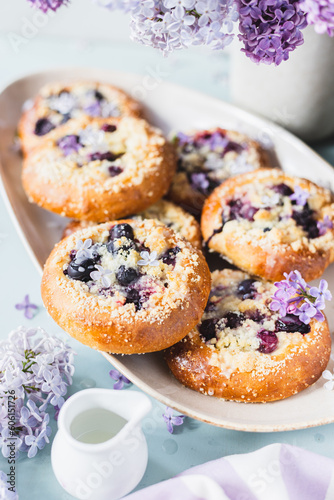bun with blueberries and crumble 