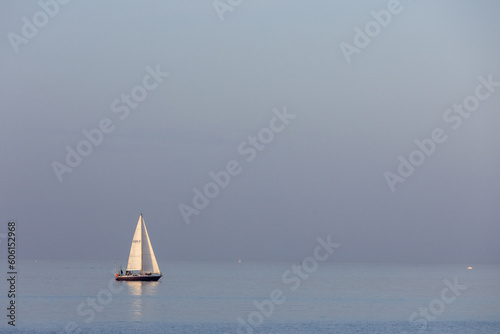 Einsames Segelboot in der Abenddämmerung