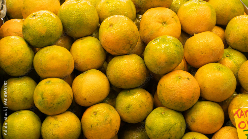 Conjunto de frutas laranjas em uma feira de frutas em Mogi das Cruzes SP Brasil. 