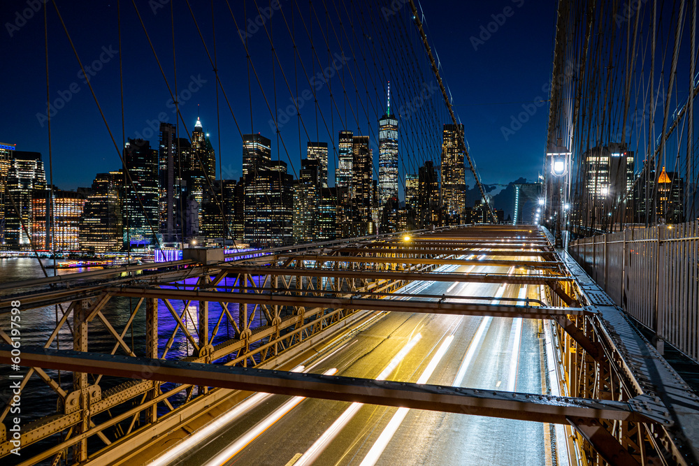 Fototapeta premium Traffic on Brooklyn Bridge