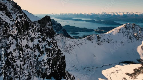 Vuelos de drone épicos sobre las montañas de la Patagonia en invierno. photo