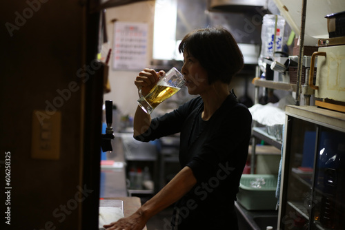 仕事終わりにビールを飲む女性