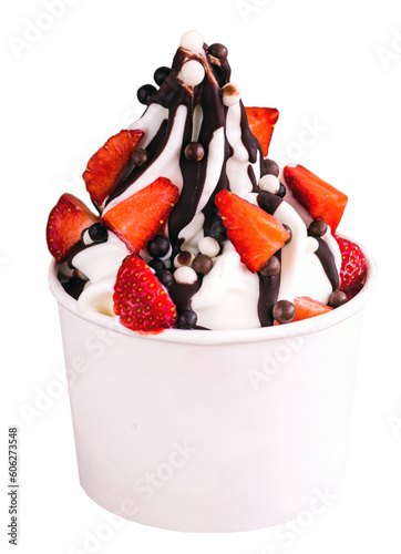 Frozen Yoghurt im Pappbecher mit Erdbeeren