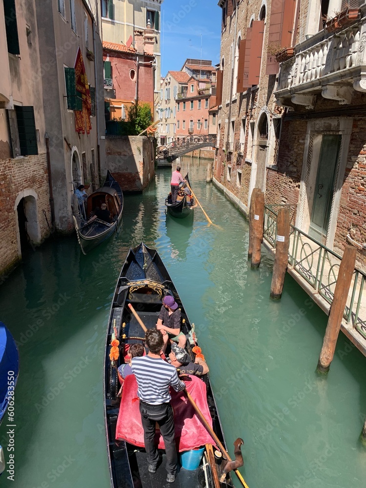 Gondoliere mit Touristen auf dem grünen Wasser der Lagune in Venedig 