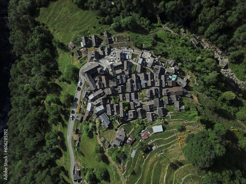 Vue du village typique tessinois de Corippo photo