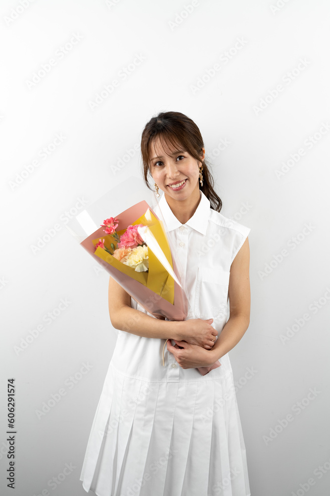 花束を持った女性 花束を持った女性