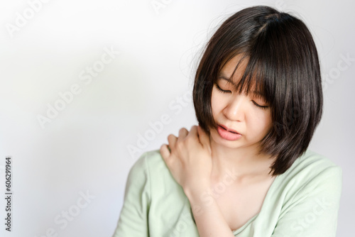 Women suffer from shoulder blade pain after sitting for a long time until they suffer from office syndrome.