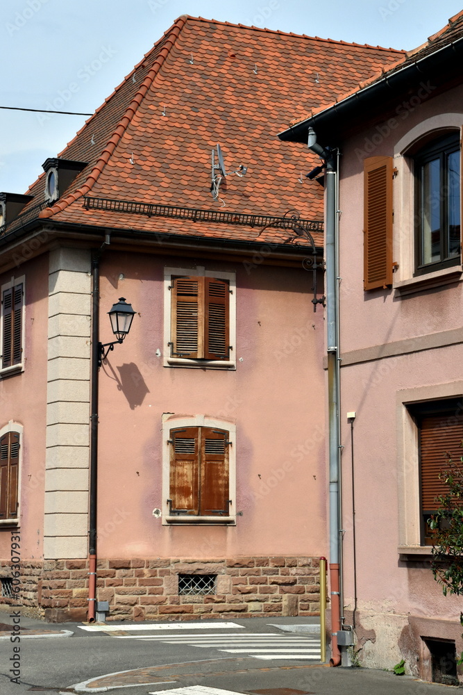 Alte rosa Häuser in Neuf-Brisach im Elsass Alte rosa Häuser in Neuf-Brisach im Elsass