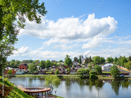 Foto cityscape of Sergiev Posad town with Kelar pond on sunny May day