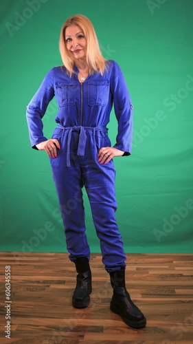 Blonde Frau im blauen Overall
