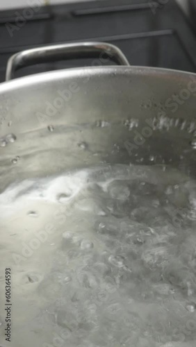 eau en train de bouillir dans une casserole photo