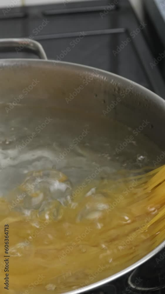 spaghettis en cuisson dans de l'eau bouillante spaghettis en cuisson dans de l'eau bouillante