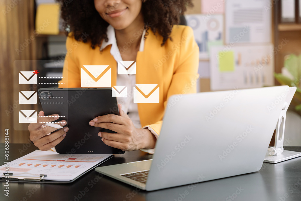Φωτογραφία Business email marketing notification concept, Businesswoman use tablet and laptop receive message alert in the mailbox and transfer data at office