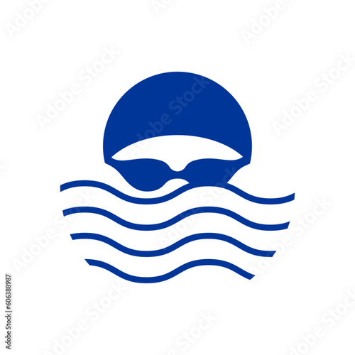 Logo deportes acuáticos. Silueta de cabeza de nadador con sombrero de natación y gafas protectoras con olas 