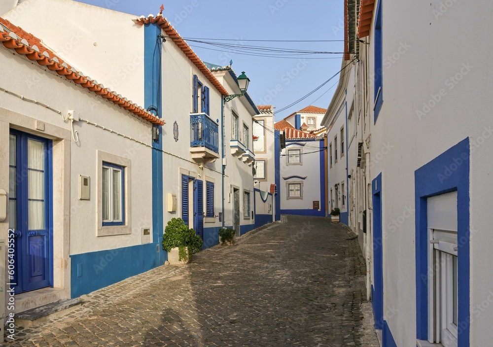 Φωτογραφία Typical houses in the streets of the village of Ericeira