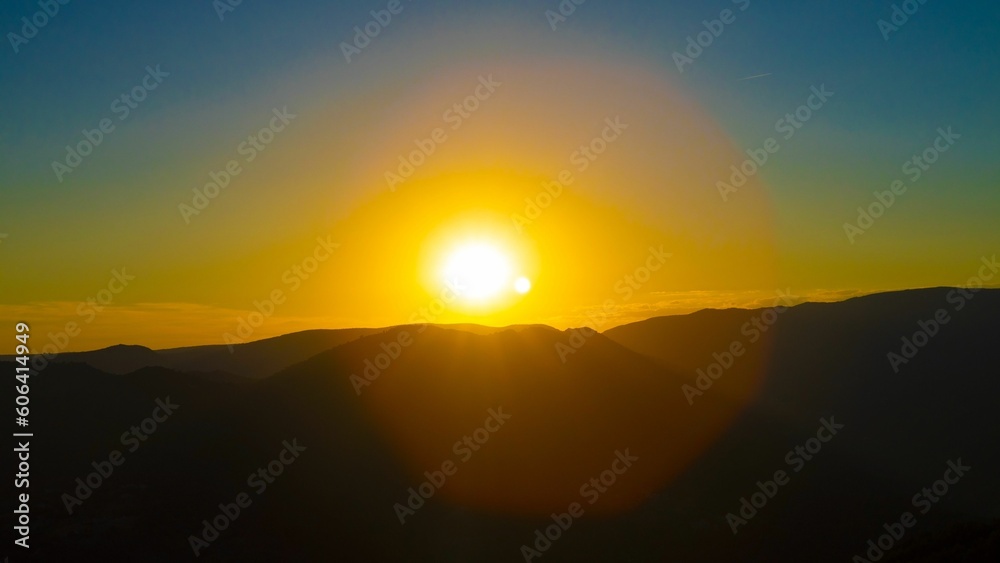 Obraz premium Beautiful shot of hill silhouettes during a sunset