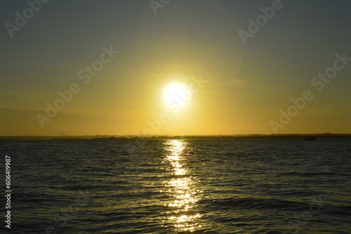 P  r do sol no mar