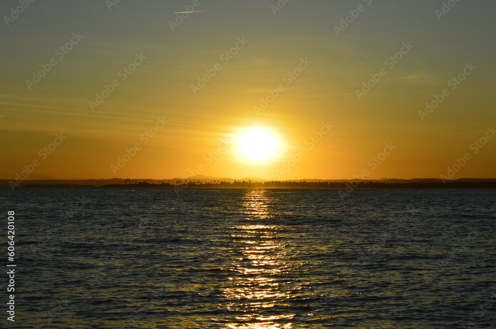 Pôr do sol laranja no mar