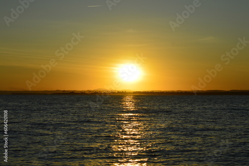 Pôr do sol laranja no mar