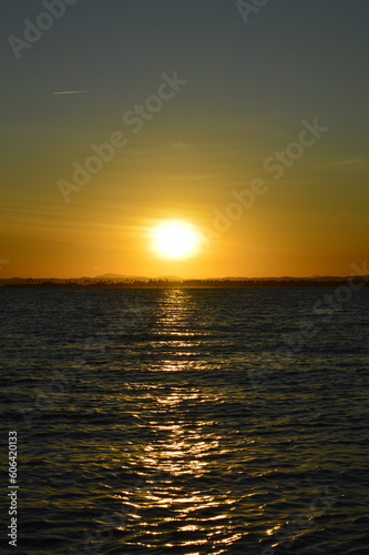 Pôr do Sol laranja no mar © @trabalho.paraisso