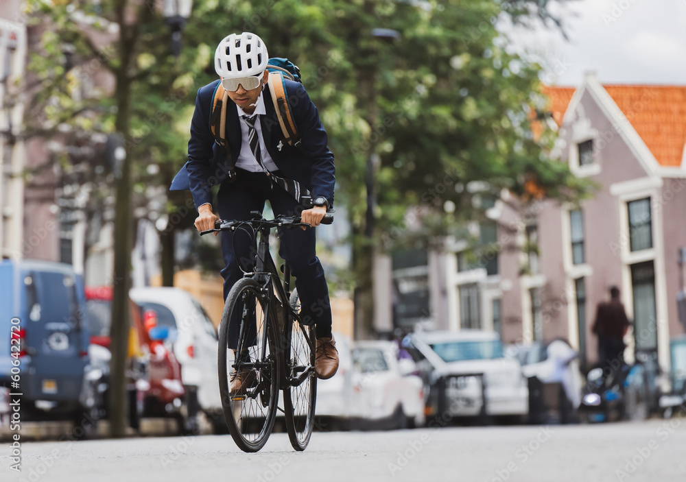 Obraz premium Salary workers are cycling in the city to work at rush hour.