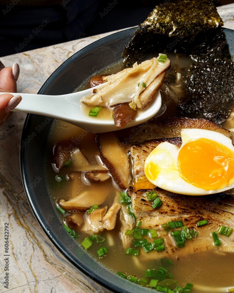 Φωτογραφία Vertical close-up of shiitake mushrooms of a miso pork ramen noodle soup