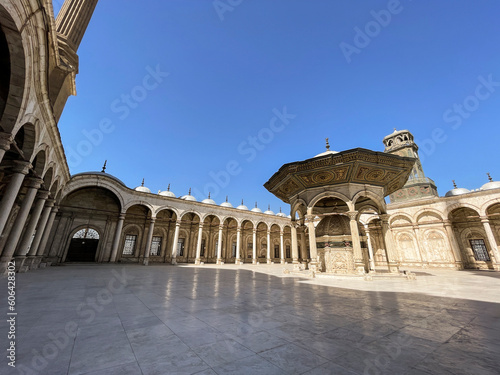 Interior del patio de la Mezquita de cristal en la antigua ciudad del El Cairo  Egipto