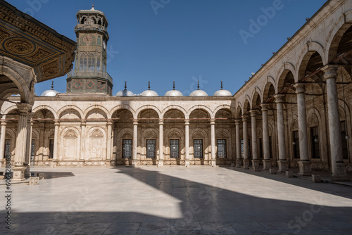 Interior del patio de la Mezquita de cristal en la antigua ciudad del El Cairo, Egipto